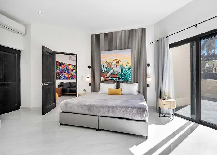 Marbella Lane Grand 5br Oasis Getaway Holiday home *