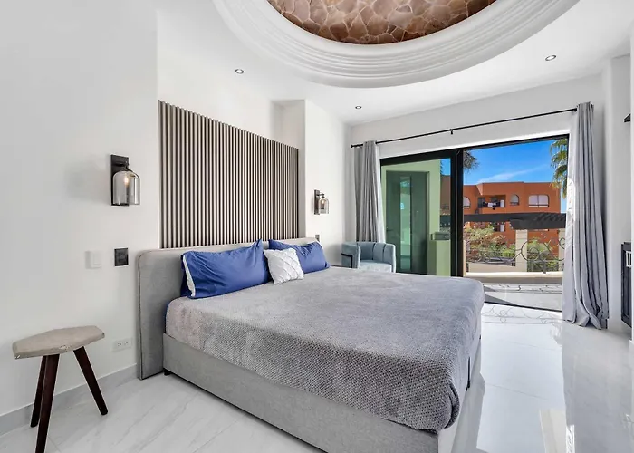 Marbella Lane Grand 5br Oasis Getaway Holiday home *