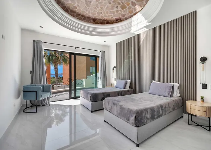 Marbella Lane Grand 5br Oasis Getaway *