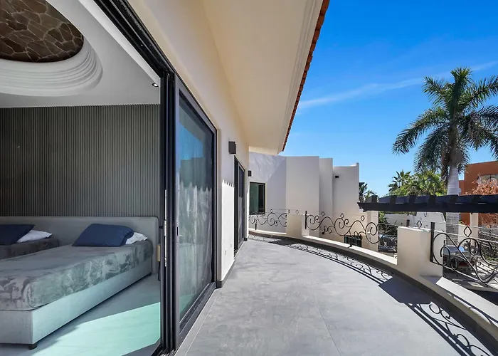 Marbella Lane Grand 5br Oasis Getaway Holiday home *