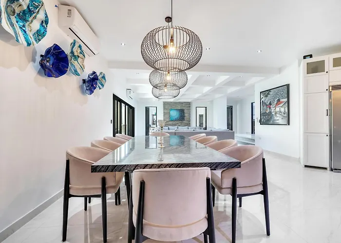 Marbella Lane Grand 5br Oasis Getaway Holiday home *