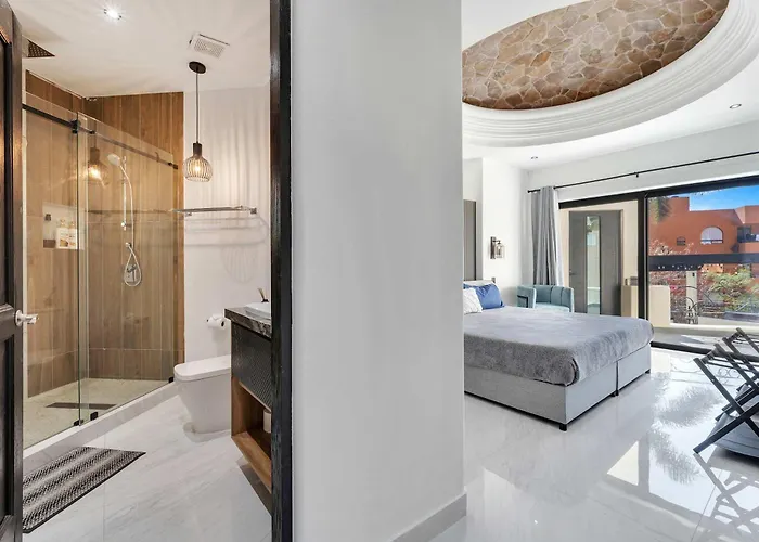 Marbella Lane Grand 5br Oasis Getaway Holiday home